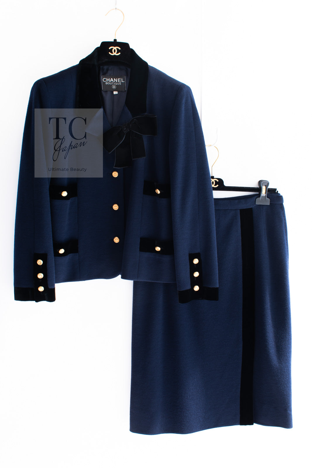 CHANEL 89A Vintage Dark Navy Black Gold Buttons Velvet Trim Jacket Skirt Suit 42 シャネル ヴィンテージ ダークネイビー ブラック ゴールドボタン ベルベット トリム ジャケット スカート スーツ 即発