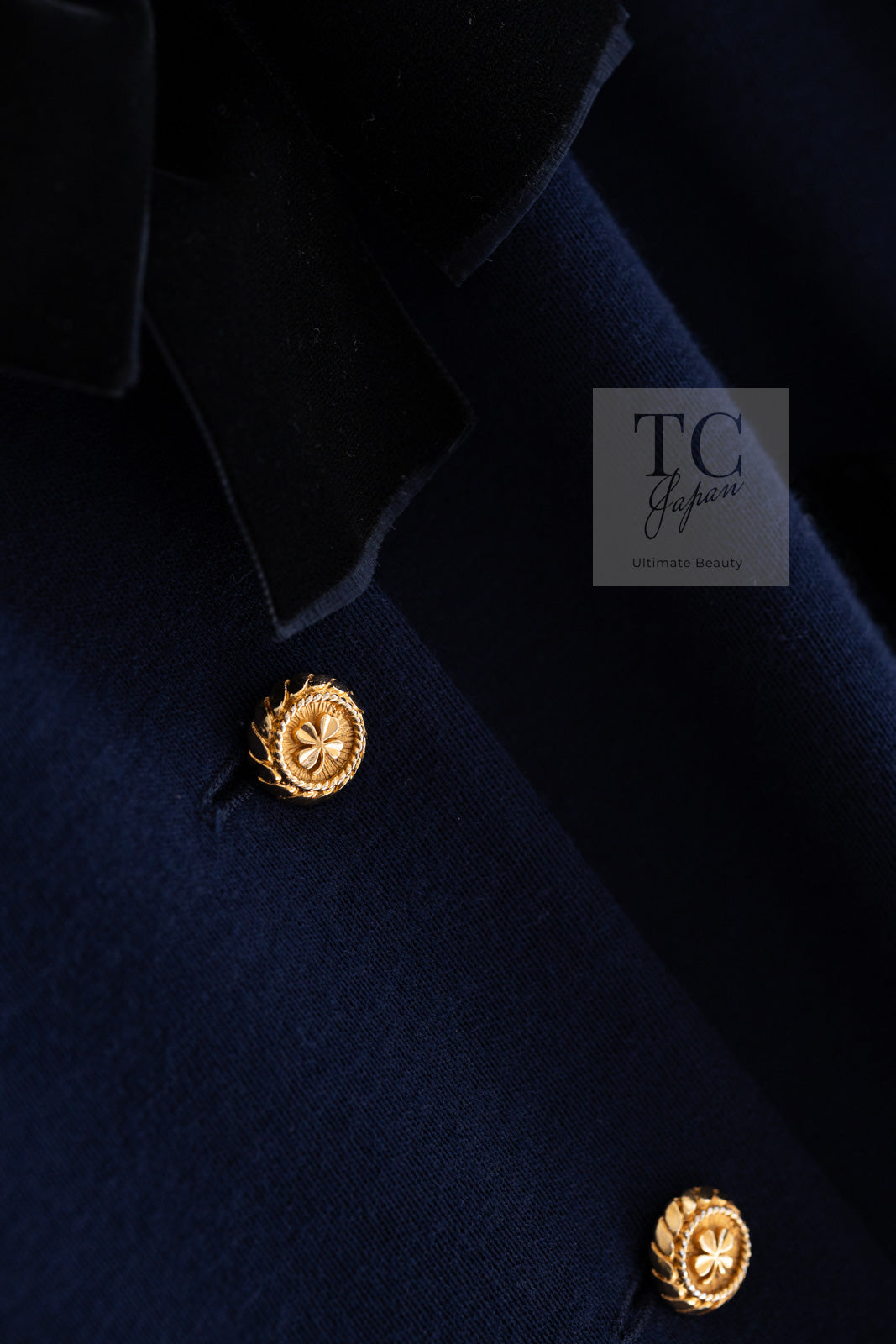 CHANEL 89A Vintage Dark Navy Black Gold Buttons Velvet Trim Jacket Skirt Suit 42 シャネル ヴィンテージ ダークネイビー ブラック ゴールドボタン ベルベット トリム ジャケット スカート スーツ 即発