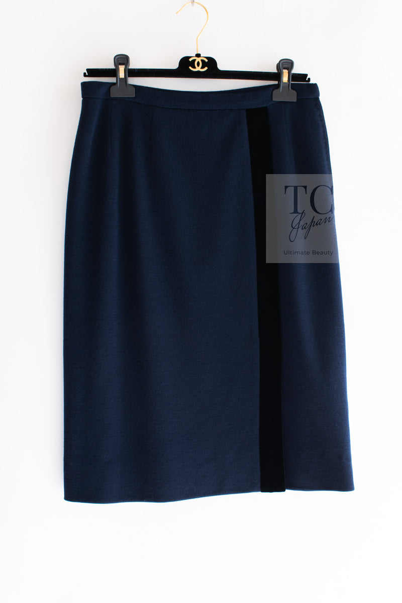 CHANEL 89A Vintage Dark Navy Black Gold Buttons Velvet Trim Jacket Skirt Suit 42 シャネル ヴィンテージ ダークネイビー ブラック ゴールドボタン ベルベット トリム ジャケット スカート スーツ 即発