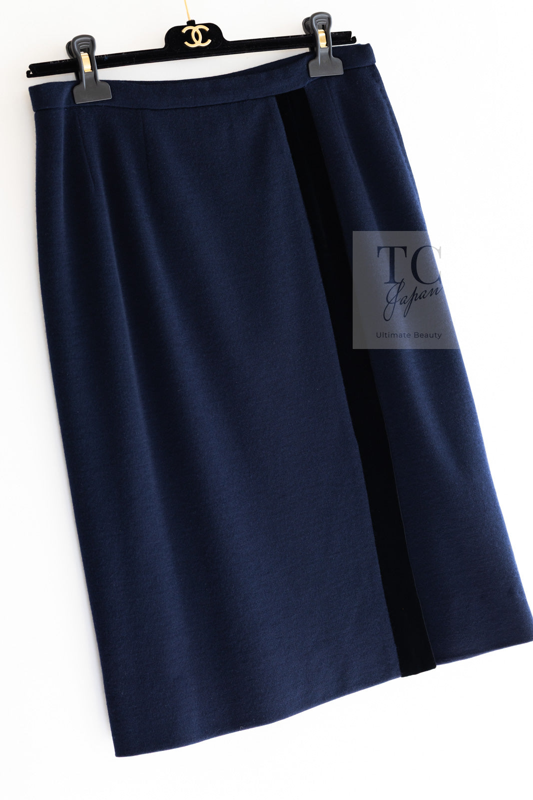 CHANEL 89A Vintage Dark Navy Black Gold Buttons Velvet Trim Jacket Skirt Suit 42 シャネル ヴィンテージ ダークネイビー ブラック ゴールドボタン ベルベット トリム ジャケット スカート スーツ 即発