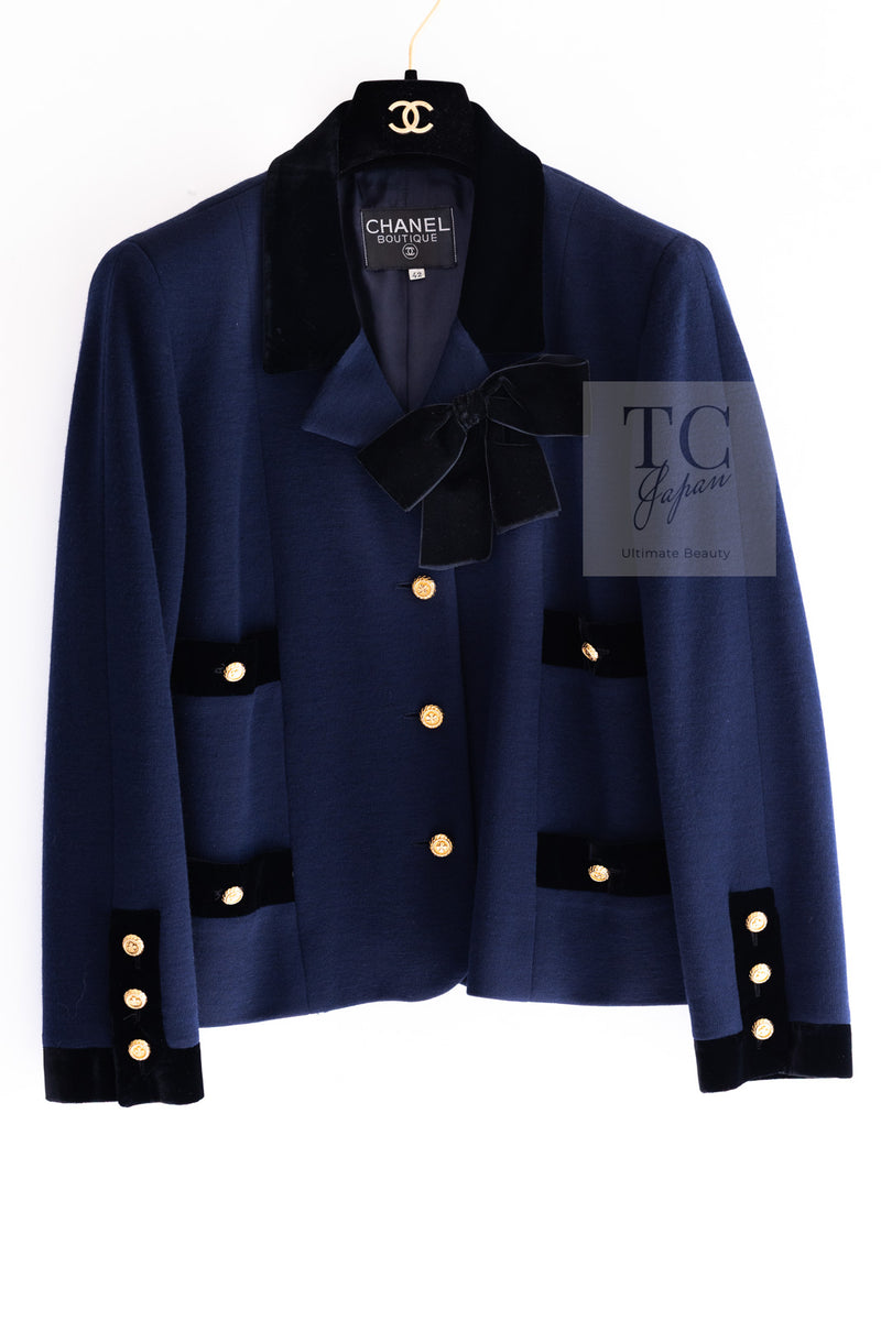 CHANEL 89A Vintage Dark Navy Black Gold Buttons Velvet Trim Jacket Skirt Suit 42 シャネル ヴィンテージ ダークネイビー ブラック ゴールドボタン ベルベット トリム ジャケット スカート スーツ 即発