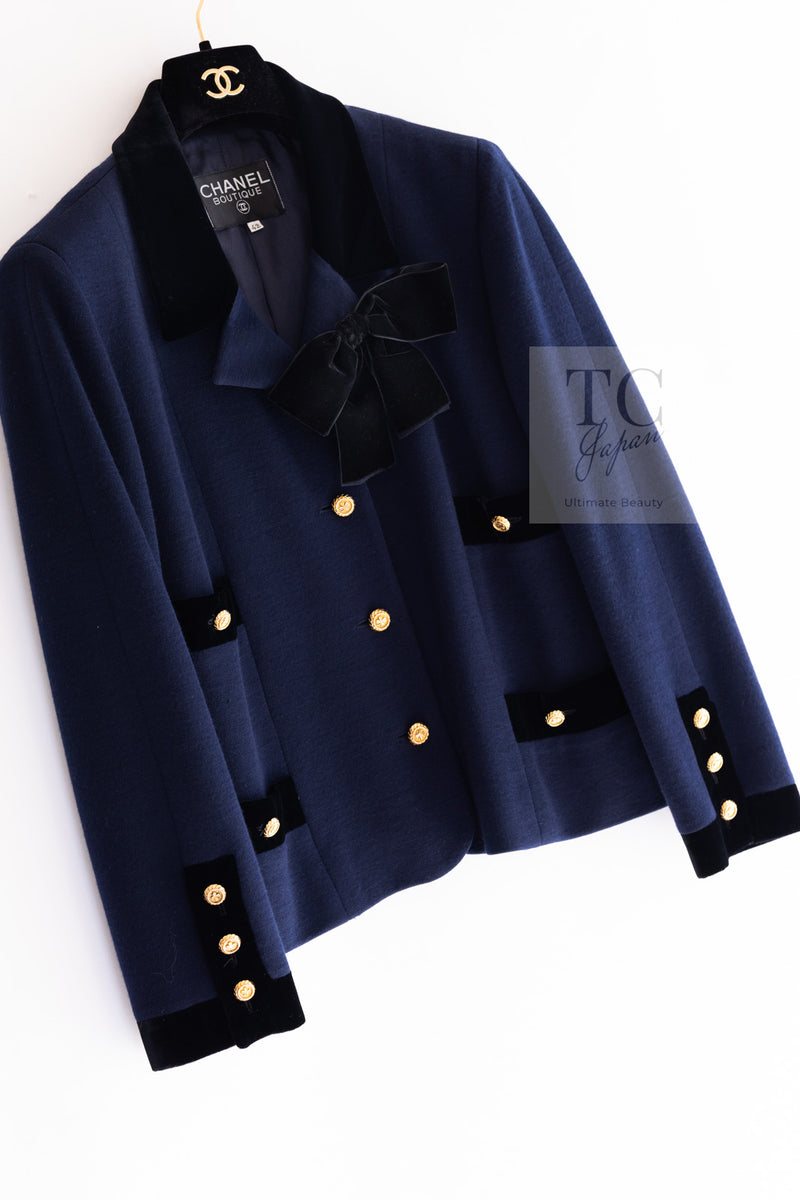 CHANEL 89A Vintage Dark Navy Black Gold Buttons Velvet Trim Jacket Skirt Suit 42 シャネル ヴィンテージ ダークネイビー ブラック ゴールドボタン ベルベット トリム ジャケット スカート スーツ 即発