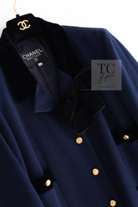 CHANEL 89A Vintage Dark Navy Black Gold Buttons Velvet Trim Jacket Skirt Suit 42 シャネル ヴィンテージ ダークネイビー ブラック ゴールドボタン ベルベット トリム ジャケット スカート スーツ 即発