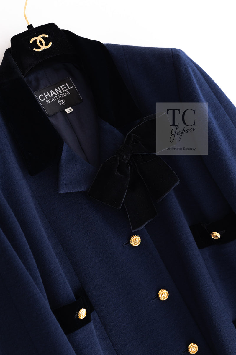 CHANEL 89A Vintage Dark Navy Black Gold Buttons Velvet Trim Jacket Skirt Suit 42 シャネル ヴィンテージ ダークネイビー ブラック ゴールドボタン ベルベット トリム ジャケット スカート スーツ 即発