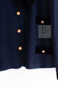 CHANEL 89A Vintage Dark Navy Black Gold Buttons Velvet Trim Jacket Skirt Suit 42 シャネル ヴィンテージ ダークネイビー ブラック ゴールドボタン ベルベット トリム ジャケット スカート スーツ 即発