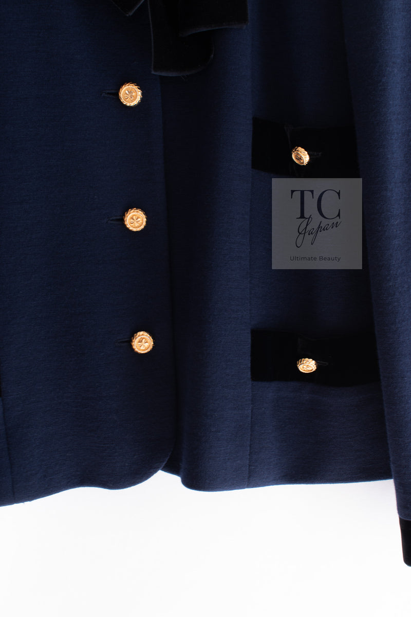 CHANEL 89A Vintage Dark Navy Black Gold Buttons Velvet Trim Jacket Skirt Suit 42 シャネル ヴィンテージ ダークネイビー ブラック ゴールドボタン ベルベット トリム ジャケット スカート スーツ 即発
