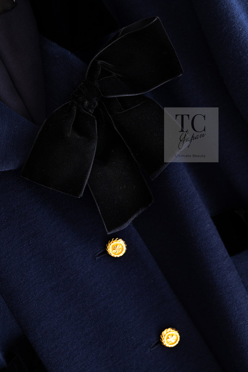 CHANEL 89A Vintage Dark Navy Black Gold Buttons Velvet Trim Jacket Skirt Suit 42 シャネル ヴィンテージ ダークネイビー ブラック ゴールドボタン ベルベット トリム ジャケット スカート スーツ 即発