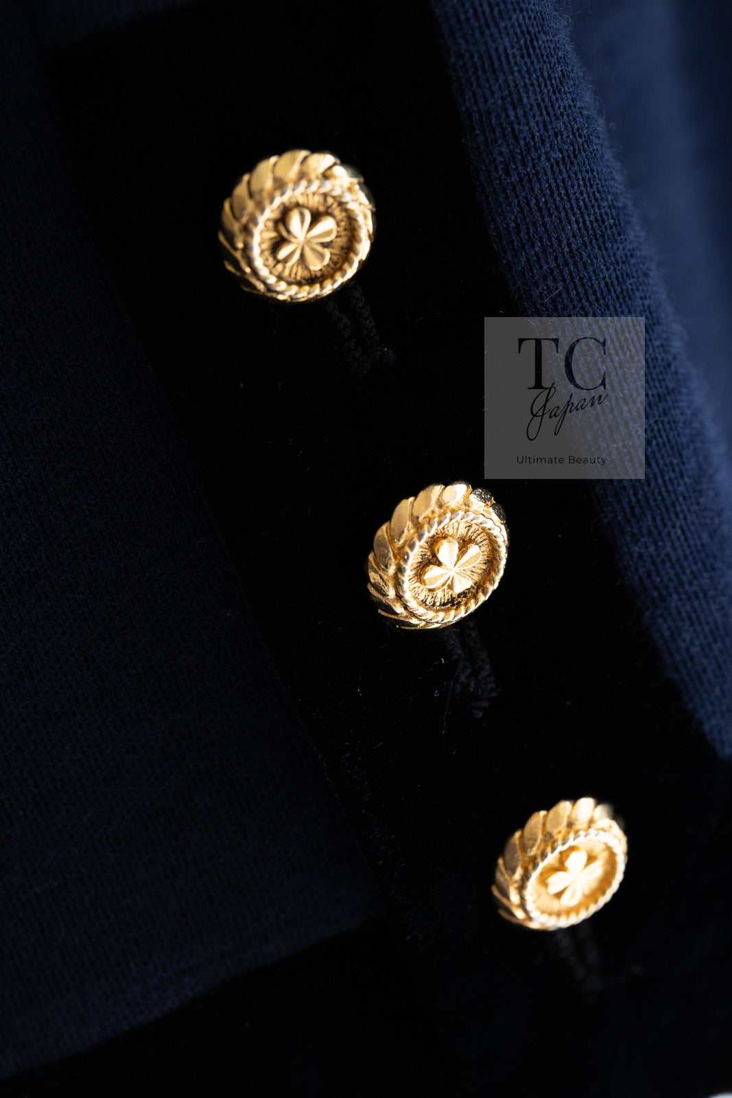 CHANEL 89A Vintage Dark Navy Black Gold Buttons Velvet Trim Jacket Skirt Suit 42 シャネル ヴィンテージ ダークネイビー ブラック ゴールドボタン ベルベット トリム ジャケット スカート スーツ 即発
