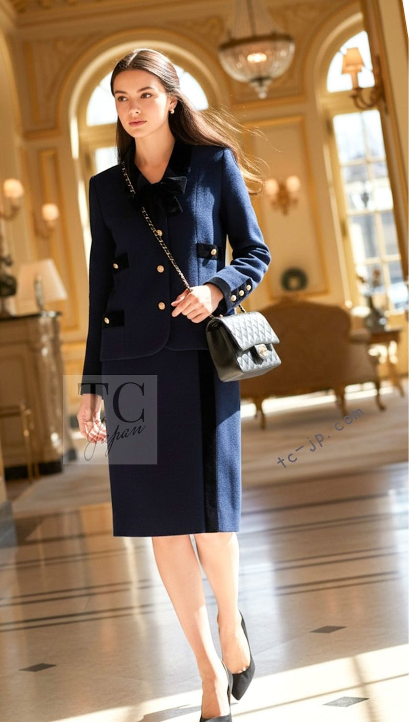 CHANEL 89A Vintage Dark Navy Black Gold Buttons Velvet Trim Jacket Skirt Suit 42 シャネル ヴィンテージ ダークネイビー ブラック ゴールドボタン ベルベット トリム ジャケット スカート スーツ 即発 - TC JAPAN