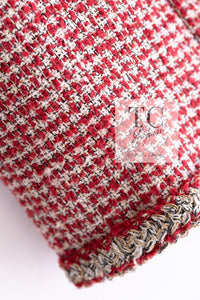 CHANEL 10C Red Metallic Gold Trim Tweed Jacket Skirt Suit 40 42 シャネル レッド メタリック ゴールド トリム フリンジ ツイード ジャケット スカート スーツ