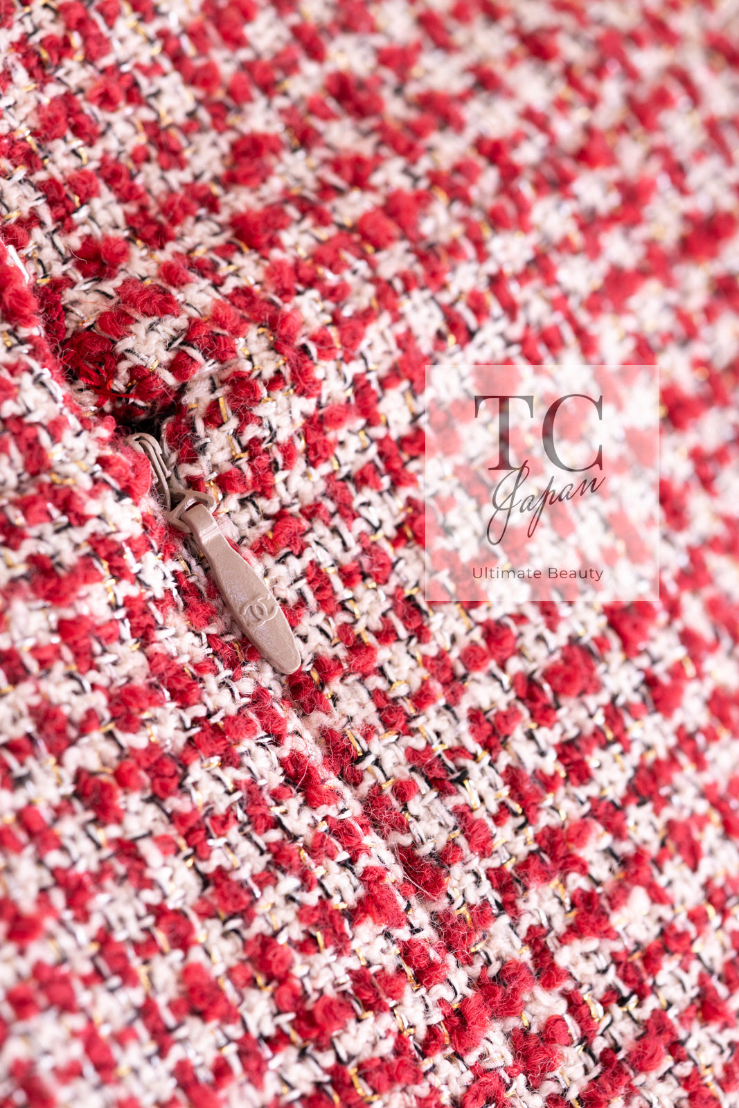 CHANEL 10C Red Metallic Gold Trim Tweed Jacket Skirt Suit 40 42 シャネル レッド メタリック ゴールド トリム フリンジ ツイード ジャケット スカート スーツ