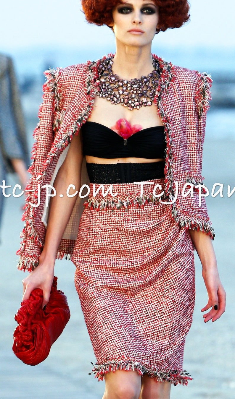CHANEL 10C Red Metallic Gold Leaf Trim Fringe Wool Tweed Jacket 38 シャネル レッド メタリック ゴールド 木の葉 トリム フリンジ ウール ノーカラー ツイード ジャケット