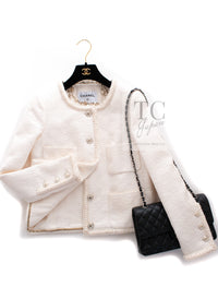 CHANEL 21PF White Ivory CC Logo Metiers D’art Jacket 34 36 シャネル ジャケット ホワイト アイボリー CC ロゴ メティエダール 即発