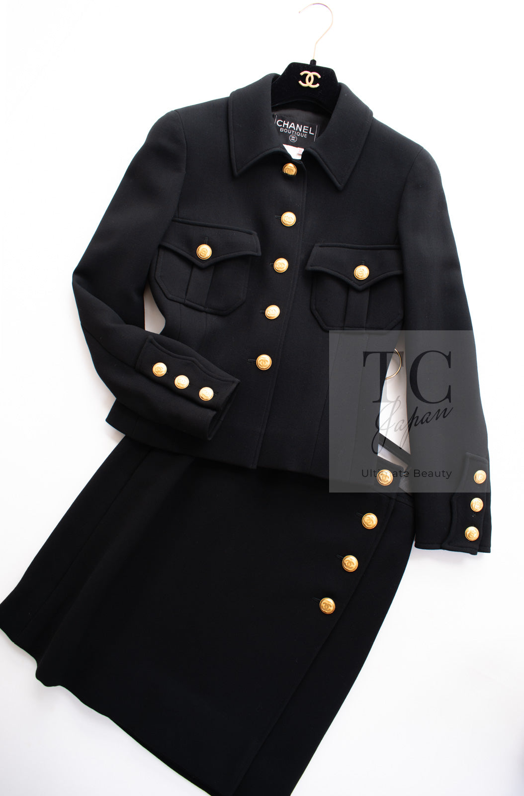 CHANEL 96A Vintage Black Wool 100 Gold CC Logo Buttons Military Jacket Skirt Suit シャネル ヴィンテージ ブラック ウール 100% ゴールド CC ロゴ ボタン ミリタリー ジャケット スカート スーツ 38