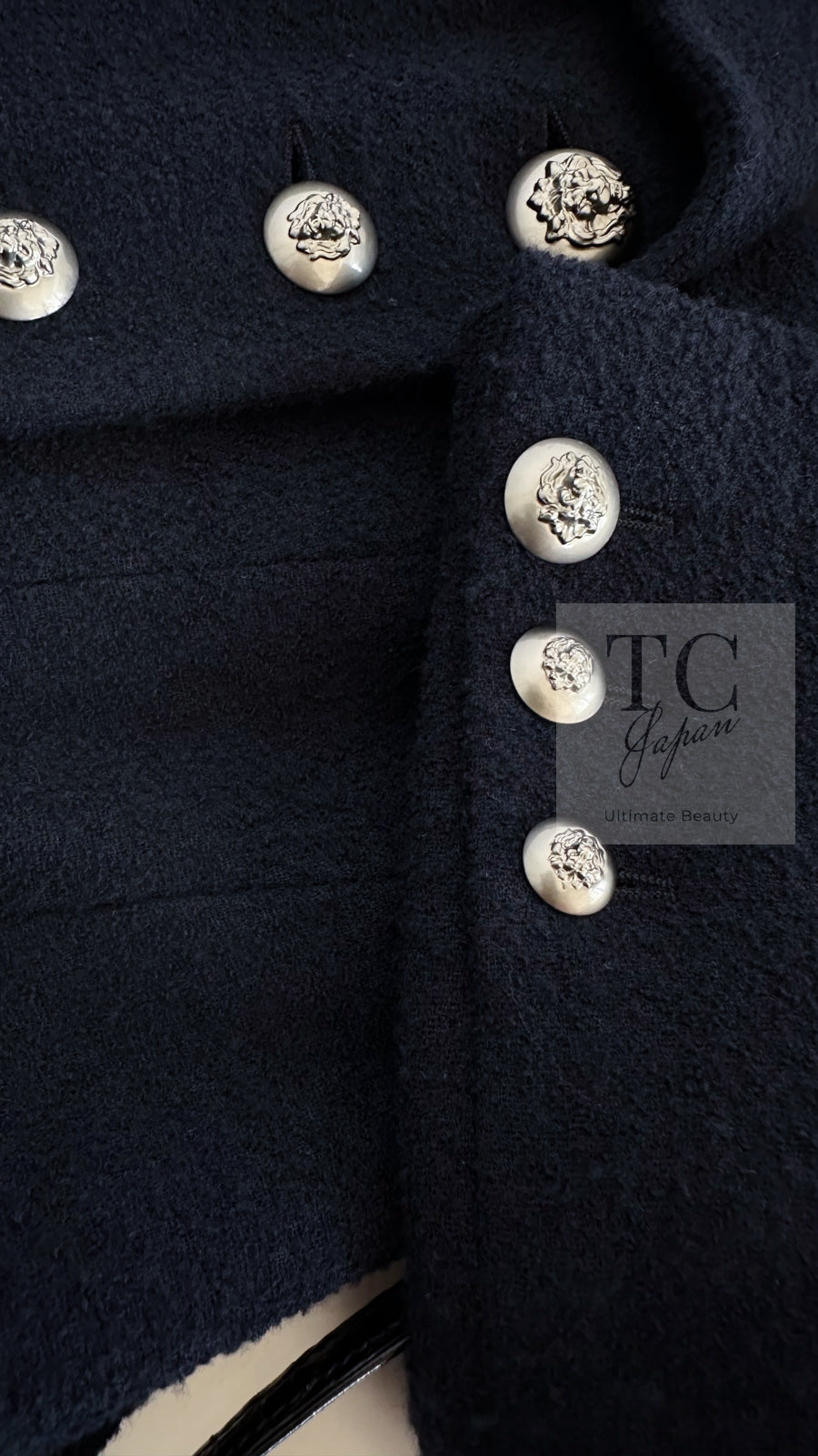 CHANEL 08A Dark Navy Wool Big Lion Button Jacket Coat 36 シャネル ダーク ネイビー ウール 大きい ライオン ボタン ジャケット コート 即発