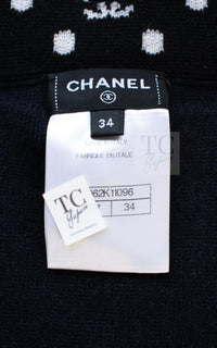 CHANEL 24PS Dark Navy Black Cashmere CC Logo Reversible Cardigan Jacket 36 38 シャネル ダークネイビー ブラック カシミヤ CC ロゴ 裏も可愛い リバーシブル カメリアボタン カーディガン ジャケット