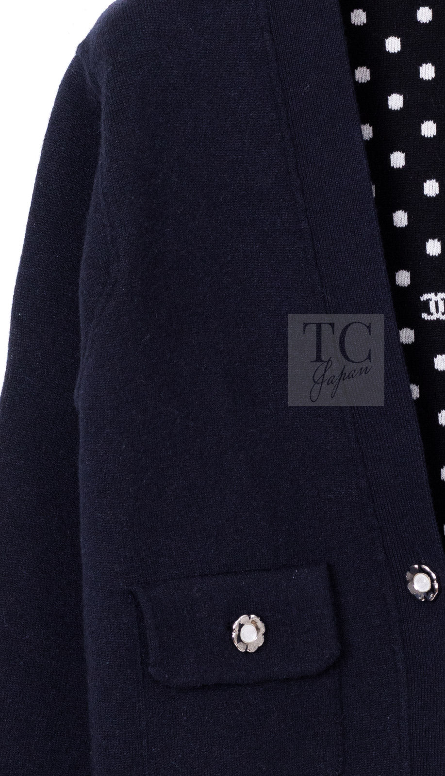 CHANEL 24PS Dark Navy Black Cashmere CC Logo Reversible Cardigan Jacket 36 38 シャネル ダークネイビー ブラック カシミヤ CC ロゴ 裏も可愛い リバーシブル カメリアボタン カーディガン ジャケット