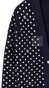 CHANEL 24PS Dark Navy Black Cashmere CC Logo Reversible Cardigan Jacket 36 38 シャネル ダークネイビー ブラック カシミヤ CC ロゴ 裏も可愛い リバーシブル カメリアボタン カーディガン ジャケット