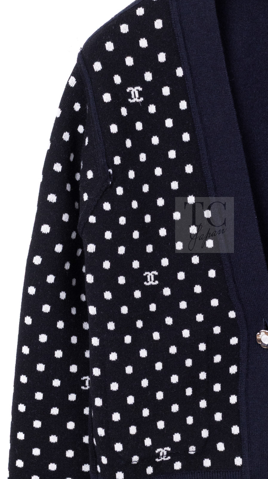 CHANEL 24PS Dark Navy Black Cashmere CC Logo Reversible Cardigan Jacket 36 38 シャネル ダークネイビー ブラック カシミヤ CC ロゴ 裏も可愛い リバーシブル カメリアボタン カーディガン ジャケット