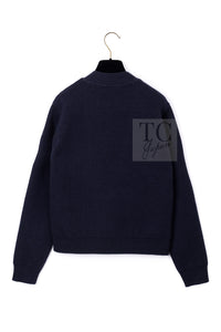 CHANEL 24PS Dark Navy Black Cashmere CC Logo Reversible Cardigan Jacket 36 38 シャネル ダークネイビー ブラック カシミヤ CC ロゴ 裏も可愛い リバーシブル カメリアボタン カーディガン ジャケット