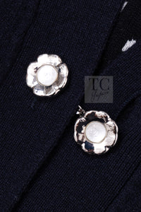 CHANEL 24PS Dark Navy Black Cashmere CC Logo Reversible Cardigan Jacket 36 38 シャネル ダークネイビー ブラック カシミヤ CC ロゴ 裏も可愛い リバーシブル カメリアボタン カーディガン ジャケット