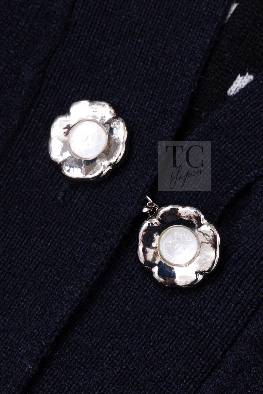 CHANEL 24PS Dark Navy Black Cashmere CC Logo Reversible Cardigan Jacket 36 38 シャネル ダークネイビー ブラック カシミヤ CC ロゴ 裏も可愛い リバーシブル カメリアボタン カーディガン ジャケット