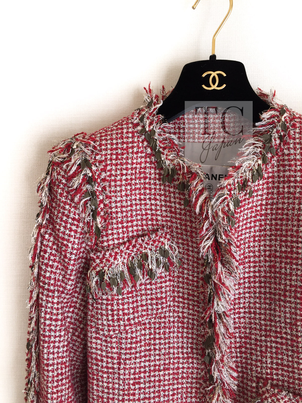 CHANEL 10C Red Metallic Gold Leaf Trim Fringe Wool Tweed Jacket 38 シャネル レッド メタリック ゴールド 木の葉 トリム フリンジ ウール ノーカラー ツイード ジャケット