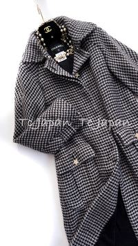 CHANEL 14PF Black Grey Mohair Light Long Coat With Soft real Lamb Fur 34 36 38 シャネル グレー ホワイト モヘア とっても軽くてふんわり暖か リアル ラム ファー付 ロング コート 即発