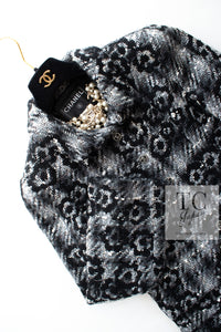 CHANEL 05A Black Gray Camellia CC Button Wool Tweed Coat 38 40 シャネル ブラック グレー カメリア柄 CC ボタン ウール ツイード コート 即発