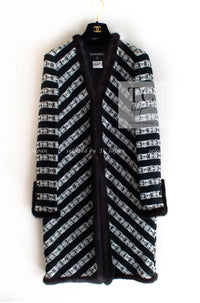 CHANEL 04A Black White Striped Mink Fur Trim Cardigan Coat 40 シャネル ブラック ホワイト ストライプ ミンクファー トリム カーディガン コート 即発