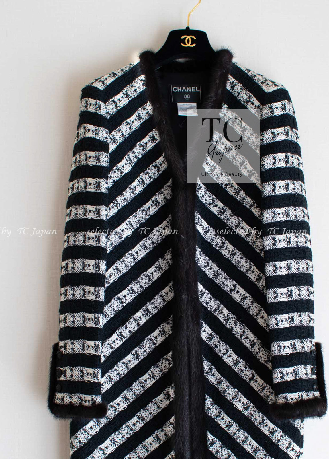 シャネル カーディガン コート CHANEL ブラック ホワイト ストライプ ミンクファー トリム 04A Black White Striped  Mink Fur Trim Cardigan Coat – TC JAPAN