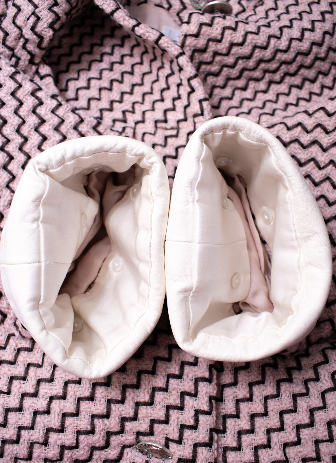 CHANEL 16PF Mauve Pink Black Ribbon Leather Cuffs Wool Tweed Coat 36 38 シャネル モーブピンク ブラック リボン レザー カフス ウール ツイード コート 即発