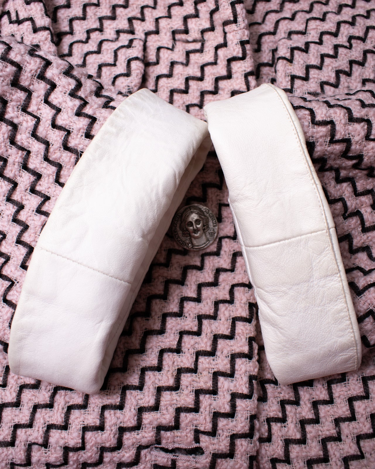 CHANEL 16PF Mauve Pink Black Ribbon Leather Cuffs Wool Tweed Coat 36 38 シャネル モーブピンク ブラック リボン レザー カフス ウール ツイード コート 即発