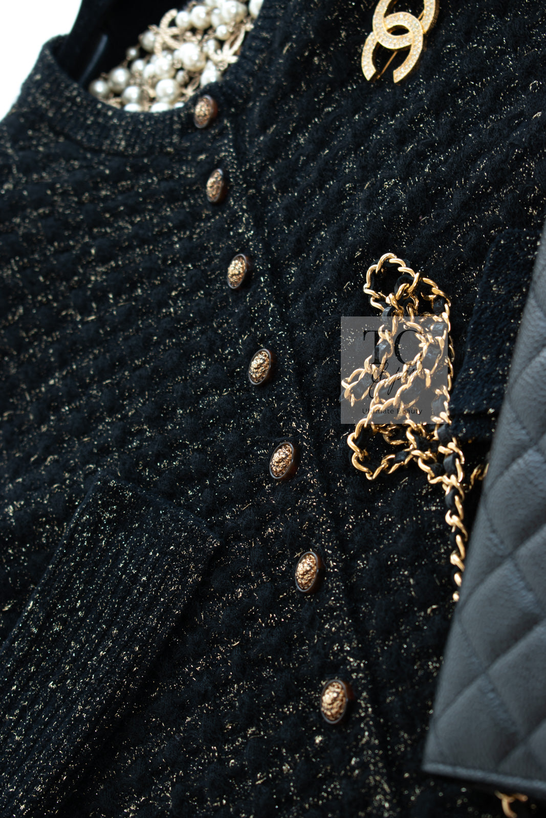 CHANEL 17PF Black Gold Metallic Super Soft Stretched Knit Cardigan Lion CC Button 34 シャネル ブラック ゴールド ふわふわ ニット ストレッチ カーディガン ライオン CC ボタン 即発
