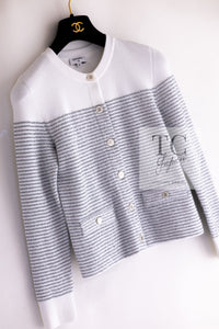 CHANEL 24 COCO Beach White Silver CC Logo Buttons Knit Cardigan 34 シャネル ココビーチ ホワイト シルバー ココ マーク ボタン ニット カーディガン 即発