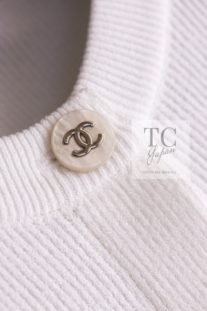 CHANEL 24 COCO Beach White Silver CC Logo Buttons Knit Cardigan 34 シャネル ココビーチ ホワイト シルバー ココ マーク ボタン ニット カーディガン 即発