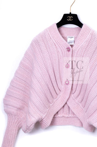 CHANEL 09A Pink Cashmere Dolman Sleeve CC Logo Buttons Knit Cardigan 40 42 44 シャネル ピンク カシミヤ ドルマンスリーブ ココボタン ニット カーディガン 即発
