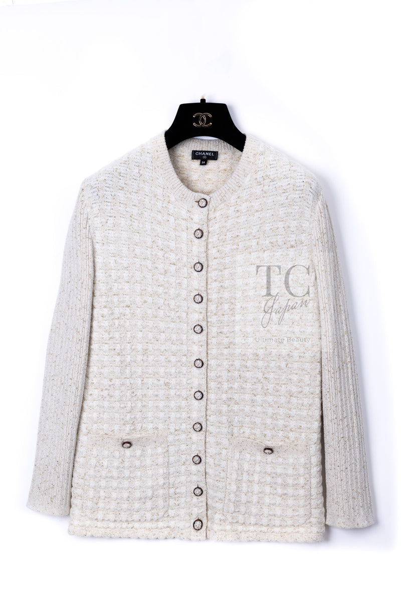 CHANEL 17PF Ivory Gold Metallic Super Soft Stretched Knit Cardigan Lion CC Button 38 シャネル アイボリー ゴールド ふわふわ ニット ストレッチ カーディガン ライオン CC ボタン 即発