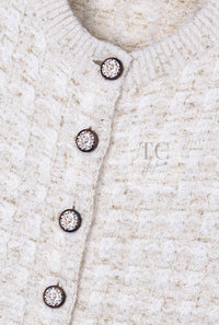CHANEL 17PF Ivory Gold Metallic Super Soft Stretched Knit Cardigan Lion CC Button 38 シャネル アイボリー ゴールド ふわふわ ニット ストレッチ カーディガン ライオン CC ボタン 即発