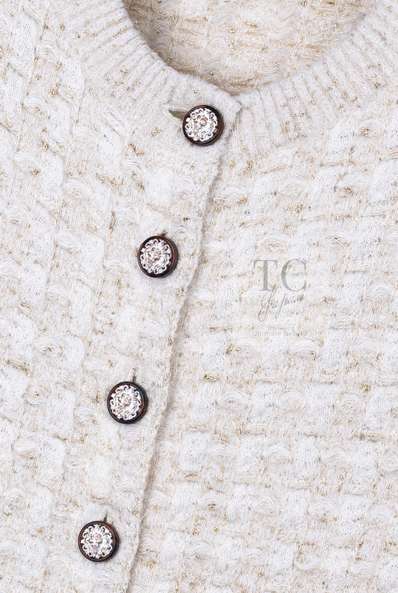 CHANEL 17PF Ivory Gold Metallic Super Soft Stretched Knit Cardigan Lion CC Button 38 シャネル アイボリー ゴールド ふわふわ ニット ストレッチ カーディガン ライオン CC ボタン 即発