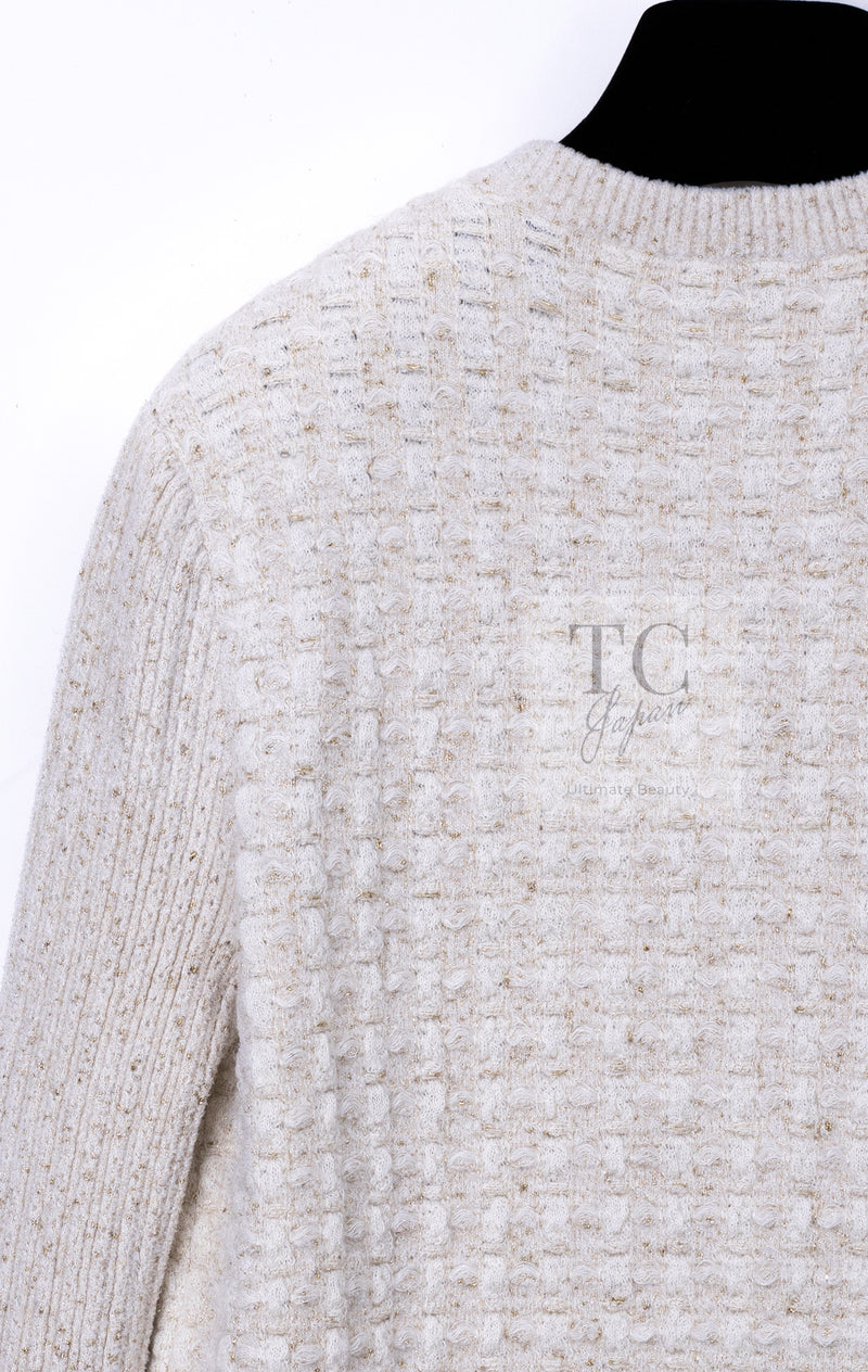CHANEL 17PF Ivory Gold Metallic Super Soft Stretched Knit Cardigan Lion CC Button 38 シャネル アイボリー ゴールド ふわふわ ニット ストレッチ カーディガン ライオン CC ボタン 即発