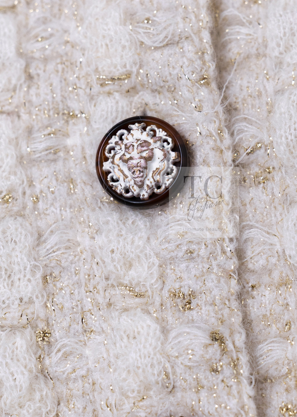 CHANEL 17PF Ivory Gold Metallic Super Soft Stretched Knit Cardigan Lion CC Button 38 シャネル アイボリー ゴールド ふわふわ ニット ストレッチ カーディガン ライオン CC ボタン 即発
