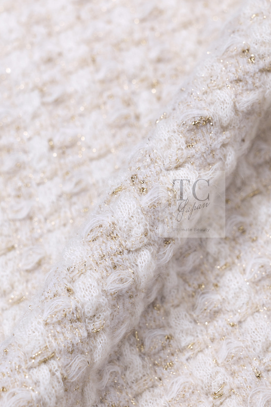 CHANEL 17PF Ivory Gold Metallic Super Soft Stretched Knit Cardigan Lion CC Button 38 シャネル アイボリー ゴールド ふわふわ ニット ストレッチ カーディガン ライオン CC ボタン 即発