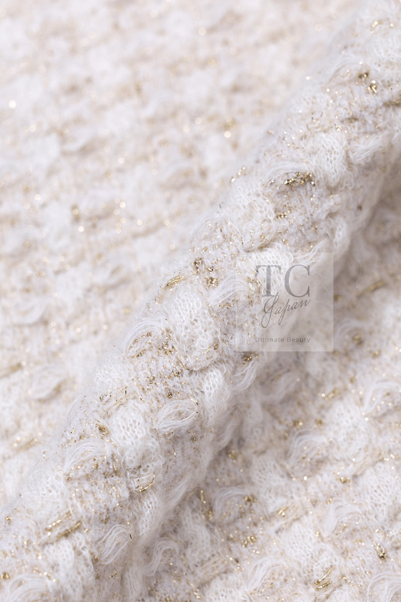 CHANEL 17PF Ivory Gold Metallic Super Soft Stretched Knit Cardigan Lion CC Button 38 シャネル アイボリー ゴールド ふわふわ ニット ストレッチ カーディガン ライオン CC ボタン 即発