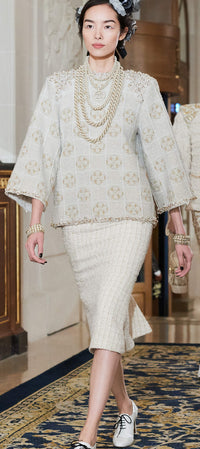 CHANEL 17PF Ivory Gold Metallic Super Soft Stretched Knit Cardigan Lion CC Button 38 シャネル アイボリー ゴールド ふわふわ ニット ストレッチ カーディガン ライオン CC ボタン 即発