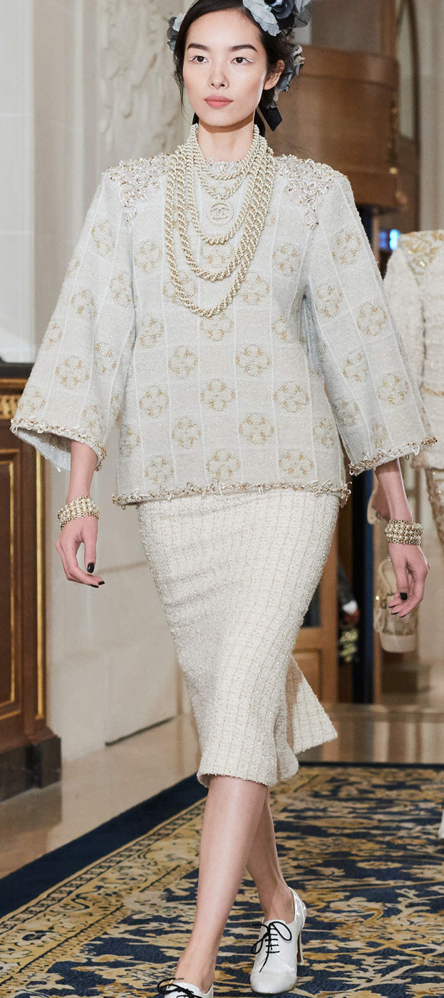 CHANEL 17PF Ivory Gold Metallic Super Soft Stretched Knit Cardigan Lion CC Button 38 シャネル アイボリー ゴールド ふわふわ ニット ストレッチ カーディガン ライオン CC ボタン 即発