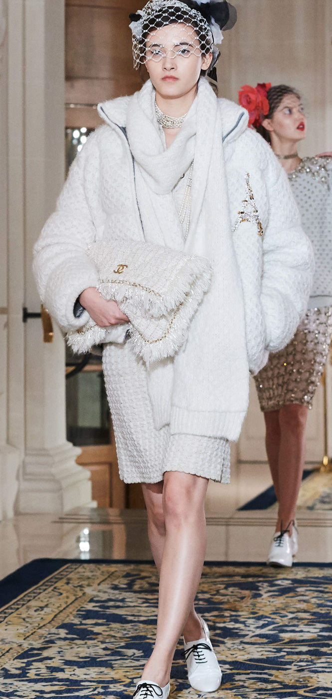 CHANEL 17PF Ivory Gold Metallic Super Soft Stretched Knit Cardigan Lion CC Button 38 シャネル アイボリー ゴールド ふわふわ ニット ストレッチ カーディガン ライオン CC ボタン 即発