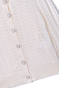 CHANEL 24PA Off White CC Logo Button Cashmere Knit Cardigan 36 38 シャネル オフホワイト ココボタン カシミヤ ニット カーディガン 即発