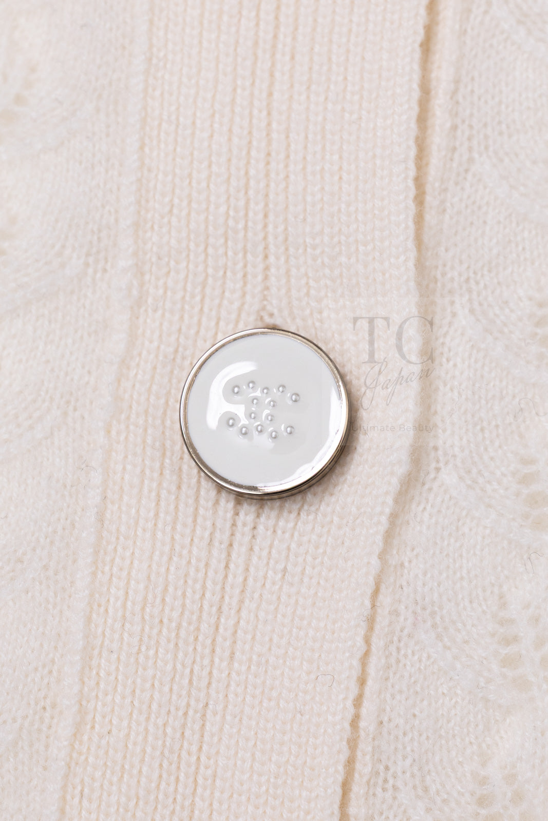 CHANEL 24PA Off White CC Logo Button Cashmere Knit Cardigan 36 38 シャネル オフホワイト ココボタン カシミヤ ニット カーディガン 即発