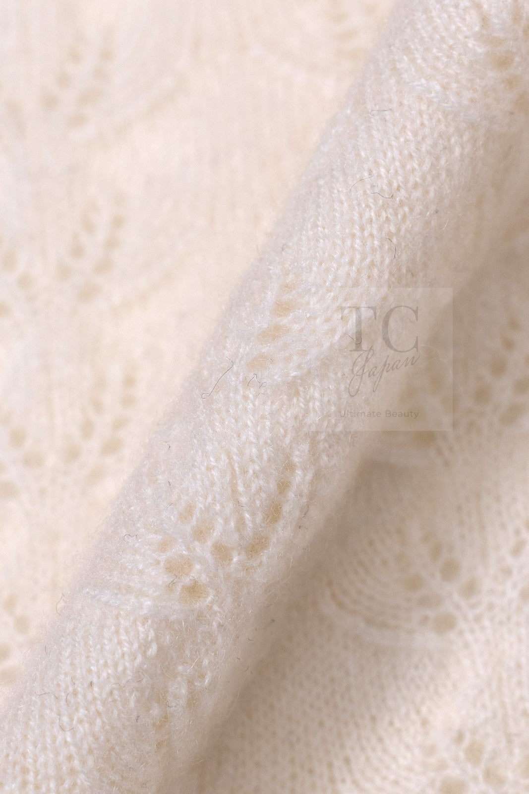 CHANEL 24PA Off White CC Logo Button Cashmere Knit Cardigan 36 38 シャネル オフホワイト ココボタン カシミヤ ニット カーディガン 即発